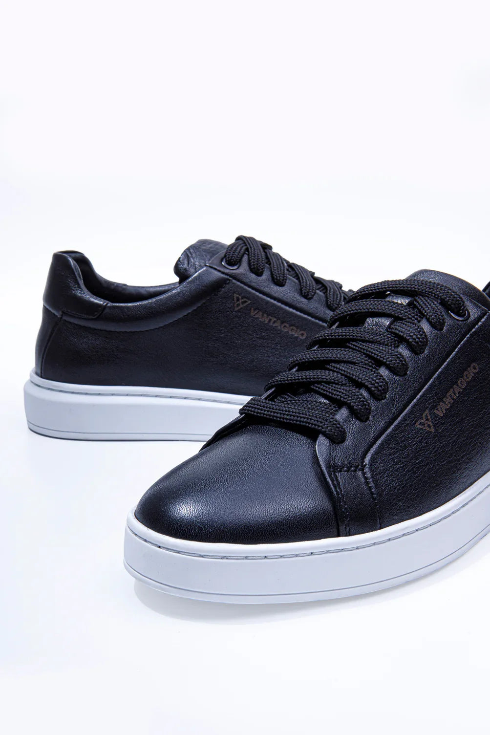 Elnes Erkek Sneaker Ayakkabı, %100 Hakiki Deri Siyah Bağcıklı Günlük Tasarım - Livio Ferri