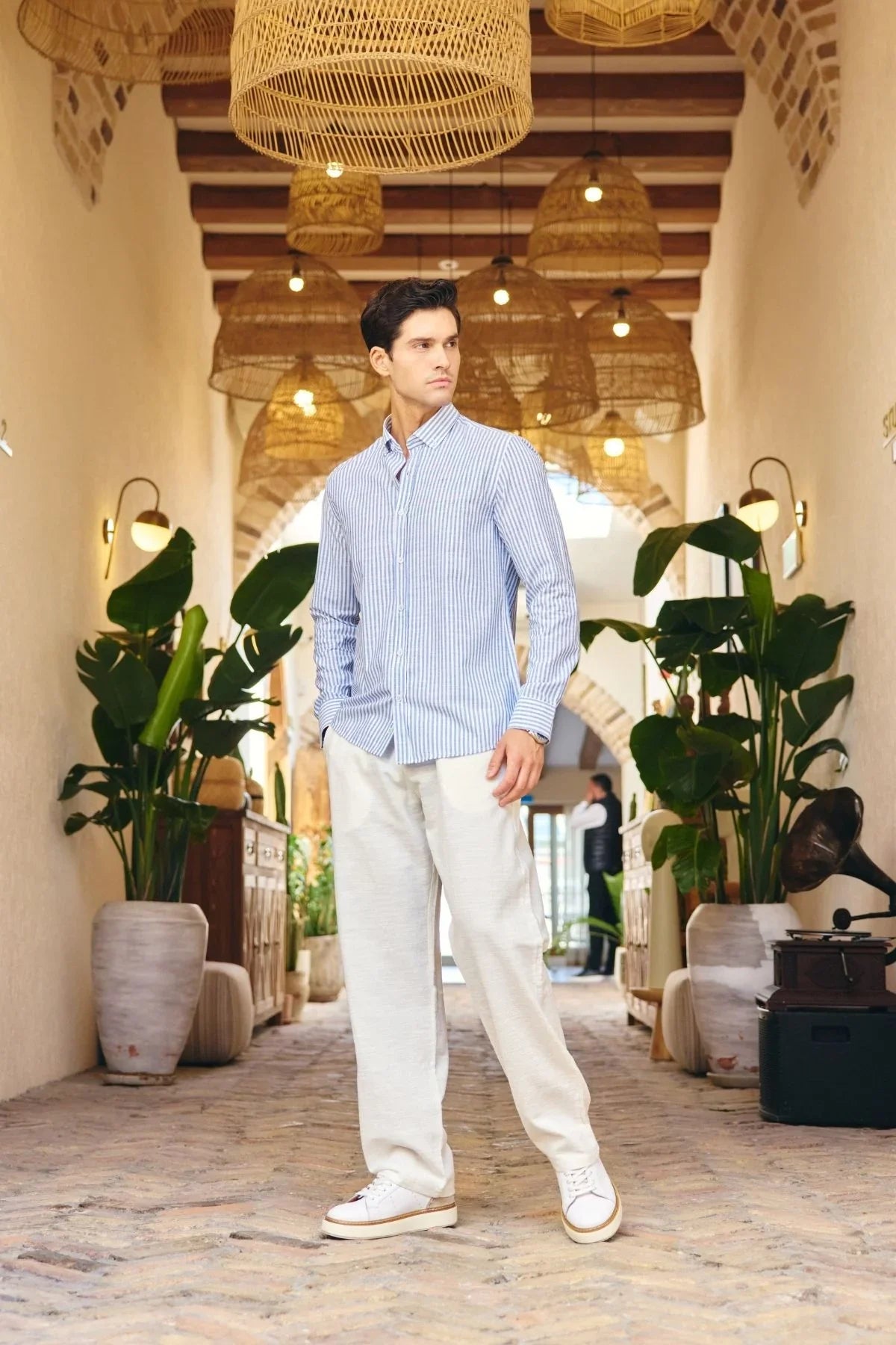 misato-erkek-gomlek-modern-slim-fit-keten-gorunumlu-ince-cizgili-hafif-kumas-24203 - Livio Ferri