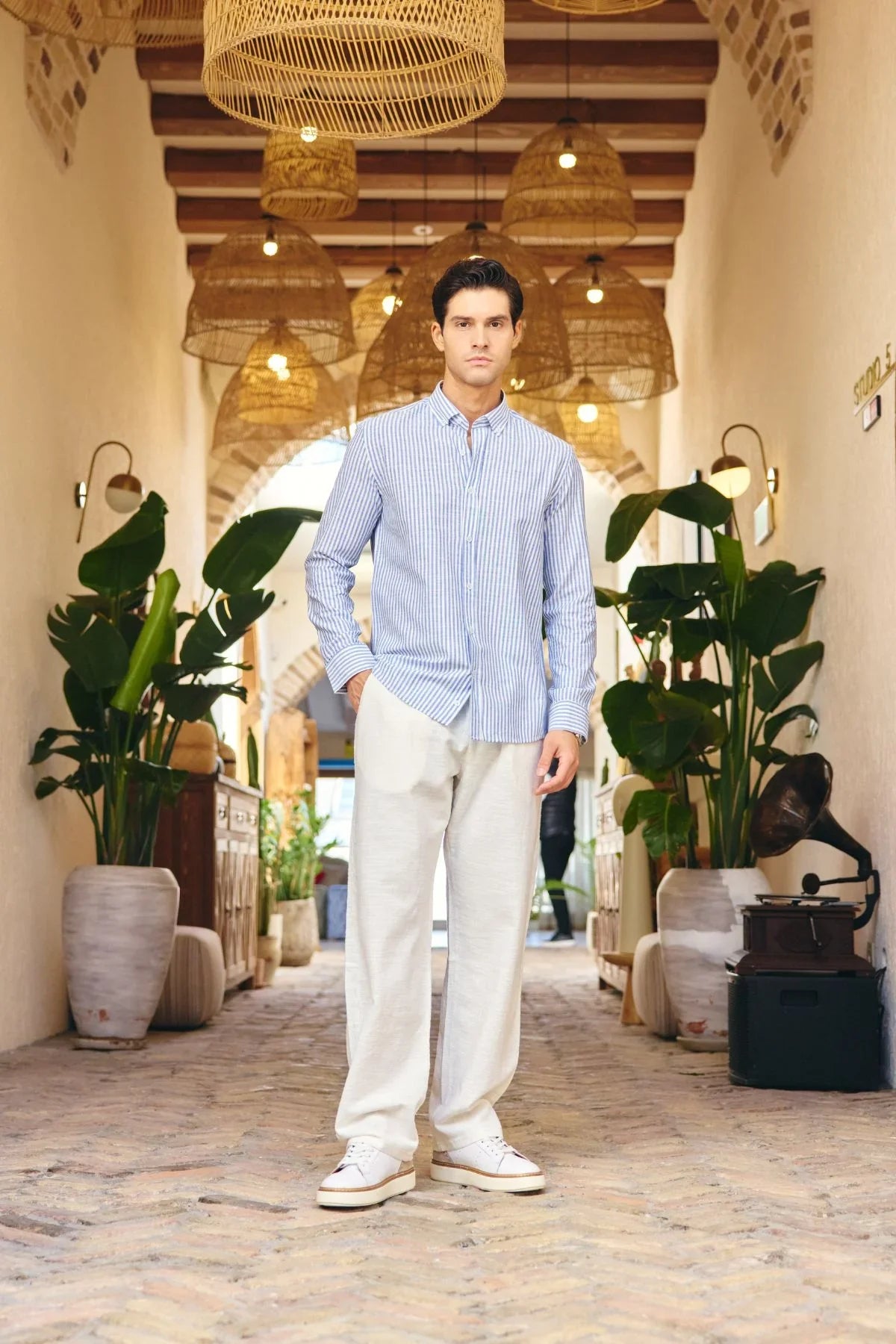 misato-erkek-gomlek-modern-slim-fit-keten-gorunumlu-ince-cizgili-hafif-kumas-24205 - Livio Ferri