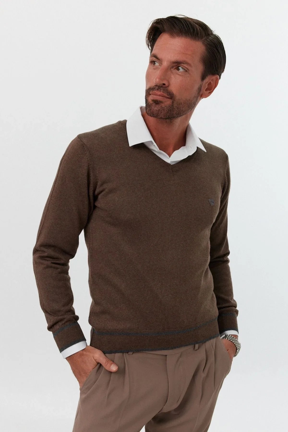 Erkek Standart Fit Nakışlı Normal Kesim V Yaka Triko Kazak